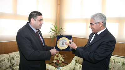 بالصور.. رئيس جامعة جنوب الوادي يستقبل القنصل العراقي