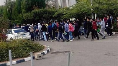 بالصور .. وقفة صامتة لطلاب كلية الاعلام بجامعة الازهر بعد وفاة زميلهم في حادث سير أمام البوابة 
