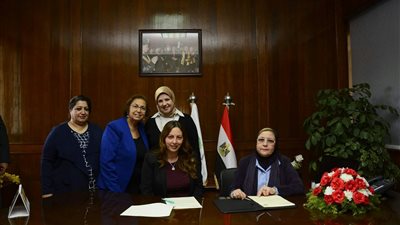 المعاهد القومية توقع برتوكول تعاون لتطبيق منهج كامبريدج للاختبارات الدولية فى مدارسها