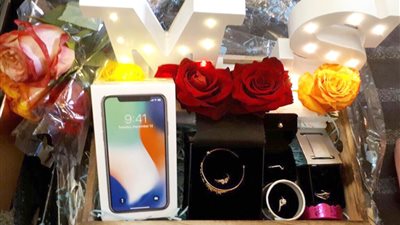 معلم يفاجئ زوجته المعلمة أثناء عملها بمجموعة هدايا ثمينة