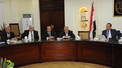 وزير الإسكان فى اجتماع بمسئولى الوزارة والشركات العاملة فى 