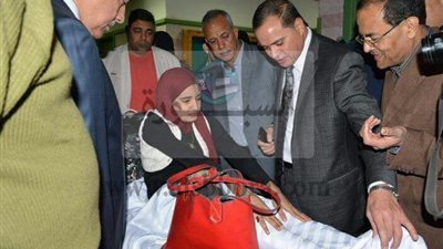 محافظ سوهاج يتابع حالة الطلبة المصابين بحادث الكوامل ويكلف بتوفير كل الرعاية الصحية لهم