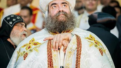 مطران كنيسة الأقباط يعزى وكيل اوقاف اسيوط فى شهداء مسجد الروضة