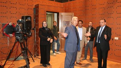 بالصور.. رئيس جامعه بني سويف يتفقد الاستديوهات كليه اعلام 