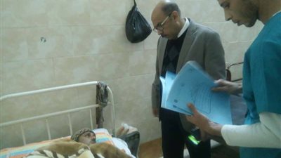 بالصور.. وكيل وزارة الصحة بأسيوط  يحيل  36 طبيب وممرض للتحقيق 