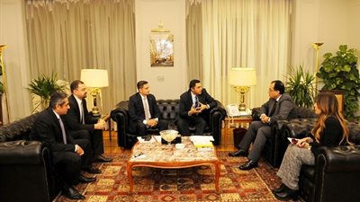 وزير الإسكان يبحث مع مسئولي شركة 