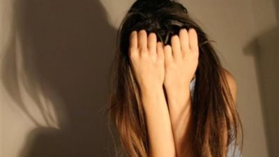 عامل يغتصب ابنة شقيق زوجته.. 