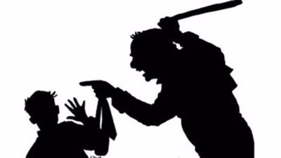 معلم يضرب تلميذ داخل الفصل بسبب استفزازه له.. والتعليم : خصم 5 أيام من راتب المدرس لأنه لم يحسن التصرف