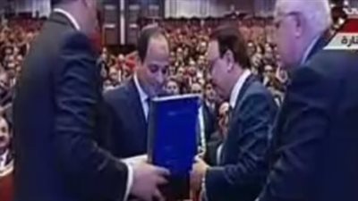 وزير الاتصالات يهدى السيسي أول تليفون محمول صنع فى مصر