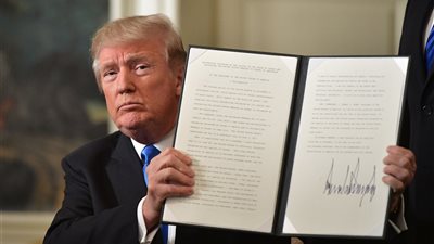بالصور..  لحظة توقيع ترامب على قرار نقل السفارة الأمريكية إلى القدس