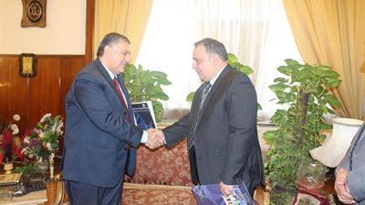 وزير التعليم العالى يتلقى تقريراً حول إنتاج المركز القومى للبحوث لأقمشة مقاومة لتأثير الميكروبات  