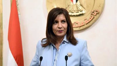 وزيرة الهجرة تصل الكويت للاطمئنان علي حالة المواطن المصري المصاب ولقاء وزيرة العمل والشئون الاجتماعية الكويتية 