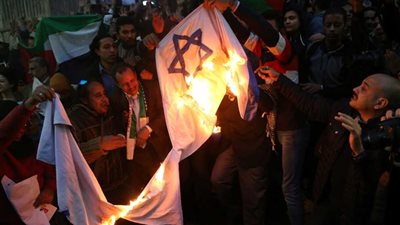 الصحفيين امام النقابة: 