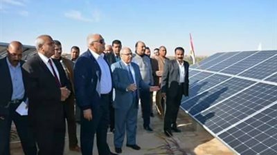 محافظ الوادي الجديد يفتتح مشروع توليد الكهرباء باستخدام الطاقة الشمسية بمبنى المياه الجوفية والري بمركز الداخلة