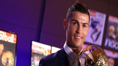 رونالدو يُتوج بالكرة الذهبية للمرة الخامسة في تاريخة