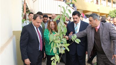 رئيس جامعة بنى سويف يوجه بتنظيم دورات توعية بيئية للطلاب والموظفين خلال افتتاح اليوم البيئي لكلية السياحة والفنادق