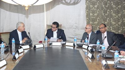 وزير التعليم العالى يبحث توفير مقر دائم لجامعة سنجور بالإسكندرية