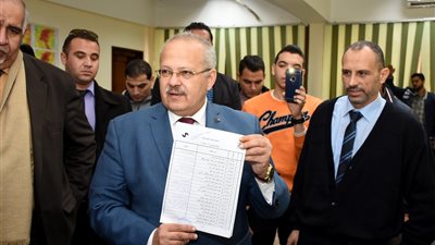  رئيس جامعة القاهرة يتفقد سير الجولة الأولي لإنتخابات الطلاب