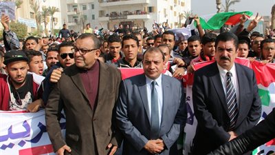 رئيس جامعة بنى سويف يتقدم مسيرة احتجاج واستنكار ورفض للقرار الأمريكي الظالم