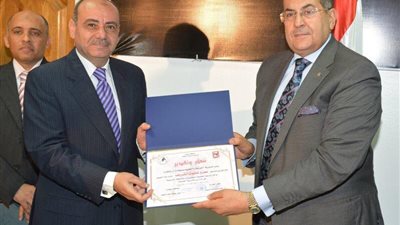  محافظ سوهاج يكرم الطلاب المتفوقين بمدرسة النور للمكفوفين 