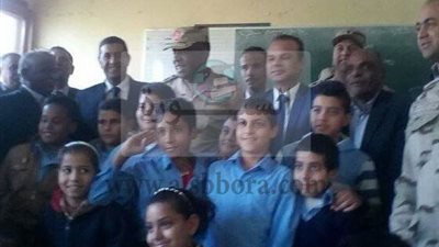 سكرتيرعام المحافظة وقائد قوات الدفاع الشعبى يشهدان العرض العسكرى بمدرسة بالأقصر