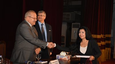 الخشت : ضرورة استثمار الأبحاث العلمية لمعالجة قضايا محددة لدعم التنمية والإقتصاد