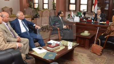 محافظ بني سويف يبحث مع أساتذة العلوم أليات تطبيق نماذج للأبحاث العلمية في خدمة المجتمع السويفي