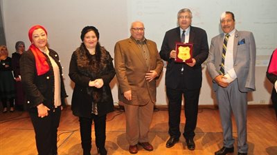 بالصور.. رئيس جامعة عين شمس يفتتح البث الرسمي لراديو عين شمس بحضور عدد من الشخصيات العامة