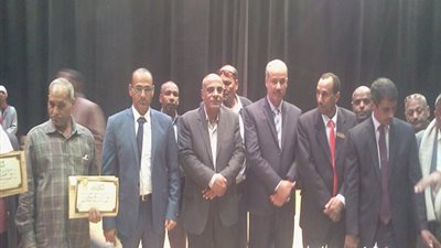 بالصور.. وكيل تعليم الأقصر يكرم منتخب مدارس التربية الفكرية 