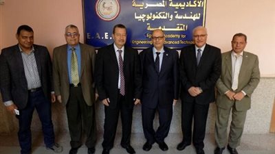 عبدالغفار يستعرض تقريراً حول آليات التعاون مع وزارة الإنتاج الحربى 