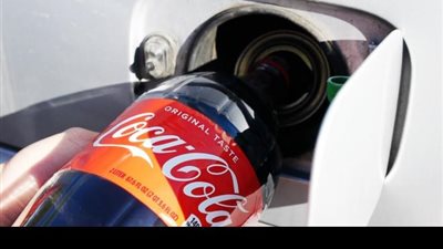 بالفيديو ..شاهد ماذا حدث عن تزويد سيارة بـ 