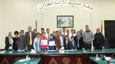 طلاب المنوفية المبدعين ينجحون فى تطوير توليد الكهرباء من المياه المالحة.. وماكينة سلم بتكلفة أقل من سعر السوق 