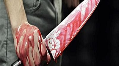 حلاق يقتل عشيق زوجته.. طعنه بسكين وهو عاريا.. والزوجة تستنجد بالجيران لانقاذها 