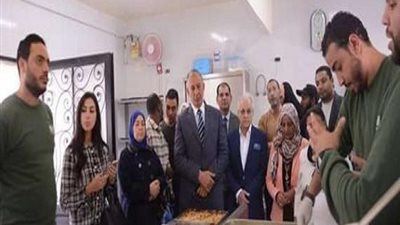 حكاية الوجبات الساخنة التى أعادت التلاميذ الى المدارس.. ونسبة الحضور 98%.. والمحافظ: تفتح باب رزق للنساء المعيلة 
