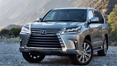 ابناء يهدون والدهم المعلم سيارة موديل 2018 بمناسبة احالته للمعاش