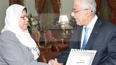 شوقى يكرم مديرة إدارة المعادى التعليمية لرفضها رشوة مالية 