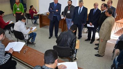 رئيس جامعة سوهاج يتابع امتحانات الترم الاول كلية الصيدلة 