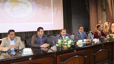 رئيس جامعة بني سويف: يعقد لقاء دوري مع طلاب الاتحاد لمناقشة أفكارهم ومقترحاتهم