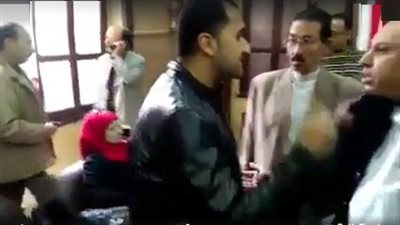 اشتباكات بالأيدي بين معلمو الفيوم ولجنه المتابعة بسبب الاعتراض على خروج مدرس اللغة الفرنسية.. والمدرسين يحرروا طلب نقل جماعي من المدرسة