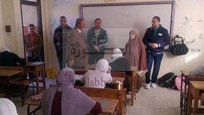 مدير تعليم برج البرلس بكفرالشيخ يتابع إمتحانات النقل فى المدارس
