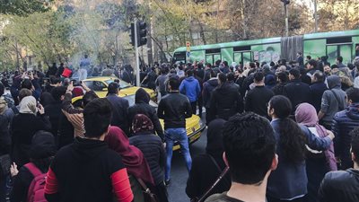 لليوم الرابع | مظاهرات إيران تحاصر نظام الملالي .. تعرف علي الفئات الرافضة للثورة