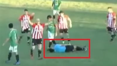 مصرع حكم على يد لاعب بعد اشهار البطاقة الحمراء فى المكسيك