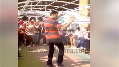 بالفيديو : معلم في وصلة رقص بلدي مع  الطالبات تفوق علي صافيناز 