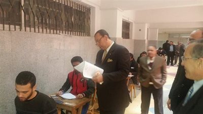 بالصور.. رئيس جامعة المنوفية يتفقد إمتحانات الهندسة الإلكترونية