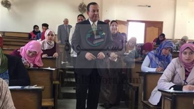 رئيس جامعة المنوفية يتفقد امتحانات التربية النوعية بأشمون