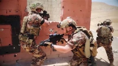 بالفيديو.. ملك الأردن يشارك في تدريبات عسكرية كمقاتل ميداني ويقدم الإسناد الناري للقوة المهاجمة