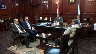 محافظ الأقصر ومدير صندوق تطوير المناطق العشوائية يستعرضان موقف المناطق غير الآمنة بالمحافظة