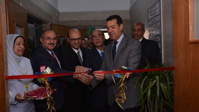 محافظ أسيوط ورئيس الجامعة في افتتاح تجديد قسم أمراض الصدر رجال وعنايته المتوسطة بالمستشفى الجامعي الرئيسي