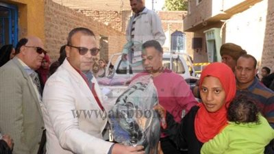 سكرتير عام محافظة الأقصر يوزع 2000بطانية على مراكز المحافظة