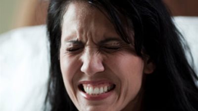 ربة منزل تعاشر حفيد زوجها.. وتحمل منه سفاحا